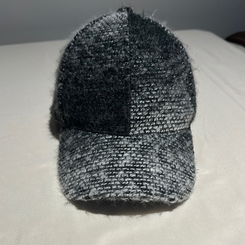 Stylish Black and Gray Tweed Cap